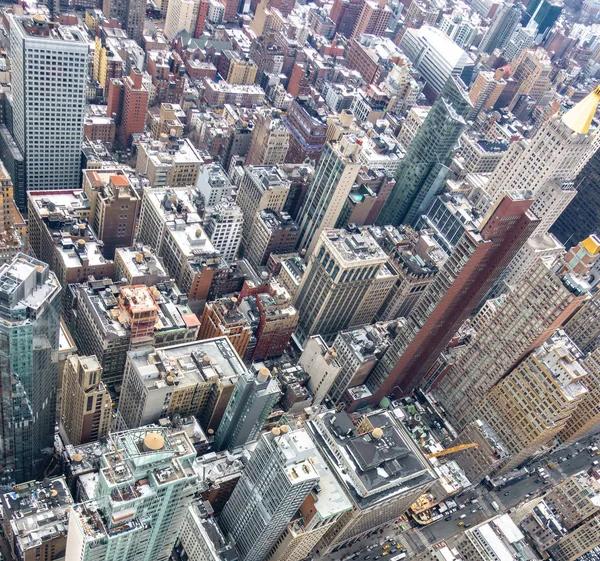 Luftaufnahme von New York City Manhattan mit Wolkenkratzern und Straßen. — Stockfoto