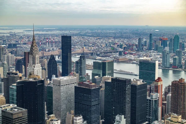 Вид с воздуха на Нью-Йорк и Манхэттен с небоскребами и улицами . — стоковое фото