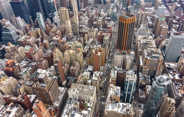 Luftaufnahme von New York City Manhattan mit Wolkenkratzern und Straßen. — Stockfoto
