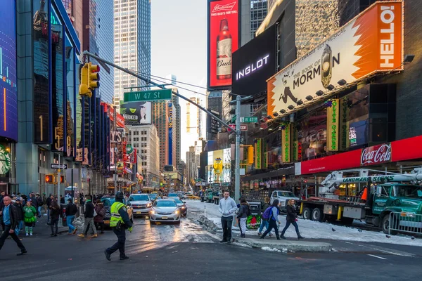 Nueva York, EE.UU. - 17 de marzo de 2017: Times Square, con teatros de Broadway y carteles animados de colores led, tiendas y muchos turistas y lugareños, es un símbolo de Nueva York y Estados Unidos en Manhattan . — Foto de Stock