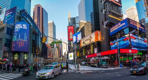 Nueva York, EE.UU. - 17 de marzo de 2017: Times Square, con teatros de Broadway y carteles animados de colores led, tiendas y muchos turistas y lugareños, es un símbolo de Nueva York y Estados Unidos en Manhattan . — Foto de Stock