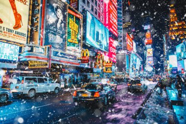 New York City, Amerika Birleşik Devletleri - 18 Mart 2017: İnsanlar ve Times Meydanı'nda ünlü led reklam paneller sırasında kar, New York şehrinin sembolü. 