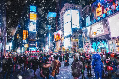 New York City, Amerika Birleşik Devletleri - 18 Mart 2017: İnsanlar ve Times Meydanı'nda ünlü led reklam paneller sırasında kar, New York şehrinin sembolü. 