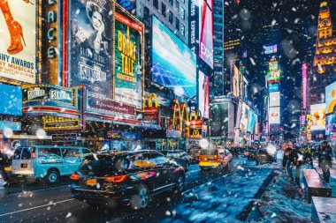 New York City, Amerika Birleşik Devletleri - 18 Mart 2017: İnsanlar ve Times Meydanı'nda ünlü led reklam paneller sırasında kar, New York şehrinin sembolü. 
