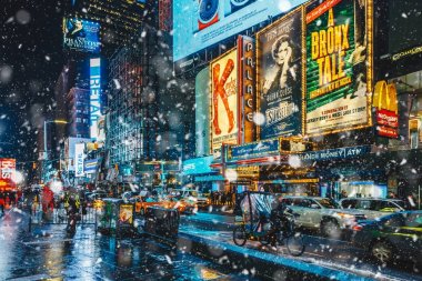 New York City, Amerika Birleşik Devletleri - 18 Mart 2017: İnsanlar ve Times Meydanı'nda ünlü led reklam paneller sırasında kar, New York şehrinin sembolü. 