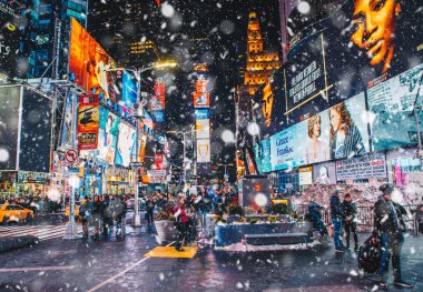 New York City, Amerika Birleşik Devletleri - 18 Mart 2017: İnsanlar ve Times Meydanı'nda ünlü led reklam paneller sırasında kar, New York şehrinin sembolü. 