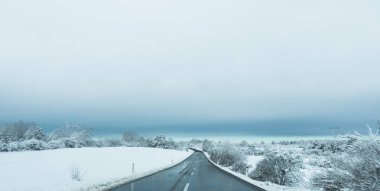 Kar kış yol şaşırtıcı karda orman kaplı.