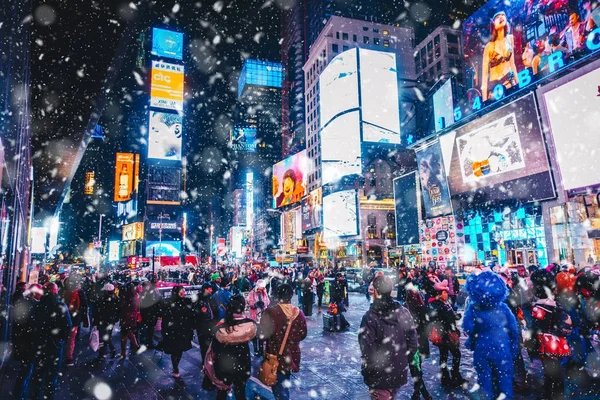 New York City, Amerika Birleşik Devletleri - 18 Mart 2017: İnsanlar ve Times Meydanı'nda ünlü led reklam paneller sırasında kar, New York şehrinin sembolü. 