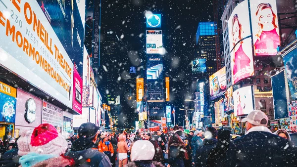 New York City, Amerika Birleşik Devletleri - 18 Mart 2017: İnsanlar ve Times Meydanı'nda ünlü led reklam paneller sırasında kar, New York şehrinin sembolü. 