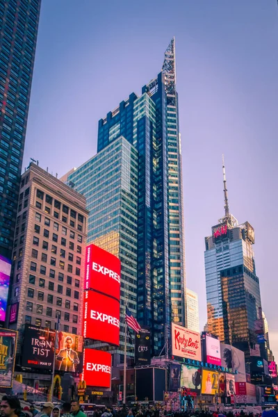 Nueva York, Estados Unidos - 17 de marzo de 2017: Personas y famosos paneles publicitarios en Times Square, uno de los símbolos de la ciudad de Nueva York — Foto de Stock