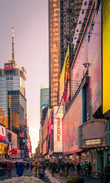 New York, États-Unis - 17 mars 2017 : Des gens et des panneaux publicitaires célèbres à Times Square, l'un des symboles de New York — Photo