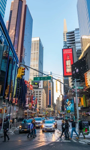 Nueva York, Estados Unidos - 17 de marzo de 2017: Personas y famosos paneles publicitarios en Times Square, uno de los símbolos de la ciudad de Nueva York — Foto de Stock