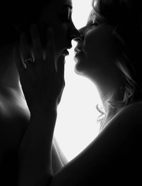 两个美丽的女人在激情中亲吻对方的剪影 黑白射门 没有偏见的概念爱 — 图库照片