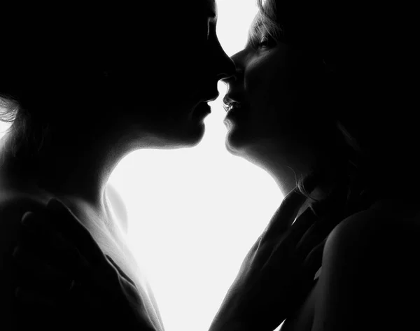Σιλουέτα Του Δύο Όμορφη Γυναίκα Φιλιούνται Στην Παθιασμένη Shot Μαύρο — Φωτογραφία Αρχείου