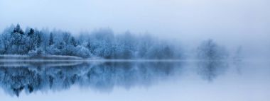 Buzlu göl üzerindeki sabah yansımalar.