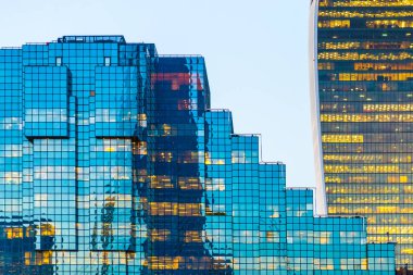 Gökdelen yansıtıcı cam gibi duvarlar ve windows arka plan görüntüleyin. Modern mimari desen kavramı.