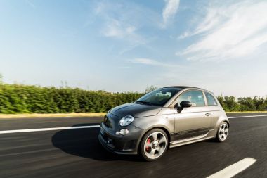 Udine, İtalya 11 Eylül, Abarth 595 Competizione Cabrio.The 595 2016:Photo önemli ölçüde turizm agresif görünüm ve birkaç kasten sportif characte abartarak farklıdır