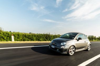 Udine, İtalya 11 Eylül, Abarth 595 Competizione Cabrio.The 595 2016:Photo önemli ölçüde turizm agresif görünüm ve birkaç kasten sportif characte abartarak farklıdır