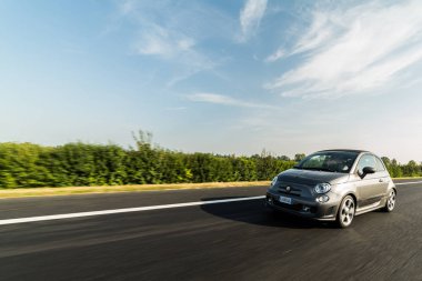 Udine, İtalya 11 Eylül, Abarth 595 Competizione Cabrio.The 595 2016:Photo önemli ölçüde turizm agresif görünüm ve birkaç kasten sportif characte abartarak farklıdır