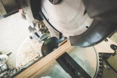 Daire testere kesim ahşap tahta yakın çekim. Usta kavram çalışmaları.