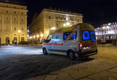 Trieste, İtalya - 15 Ağustos 2017: kare Piazza UNITA Park ambulans araba.