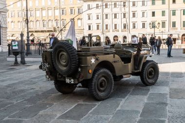 Trieste, İtalya - 31 Mart 2017: Fuar Dünya Savaşı 2, Willys jeep Amerikan vintage arabalar.