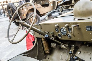 Trieste, İtalya - 31 Mart 2017: Fuar Dünya Savaşı 2, Willys jeep Amerikan vintage arabalar.