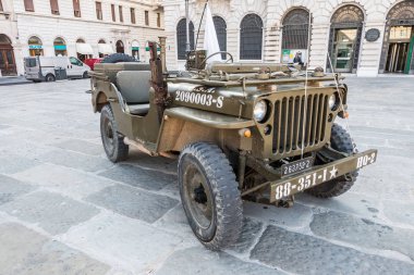 Trieste, İtalya - 31 Mart 2017: Fuar Dünya Savaşı 2, Willys jeep Amerikan vintage arabalar.