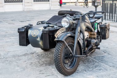 Trieste, İtalya - 31 Mart 2017: Zundapp Ks 750 Alman Silahlı Kuvvetleri için ikinci Dünya Savaşı sırasında Alman şirketi tarafından geliştirilen İkinci Dünya Savaşı döneminden kalma motosiklet ve motosiklet sepeti birleşimidir