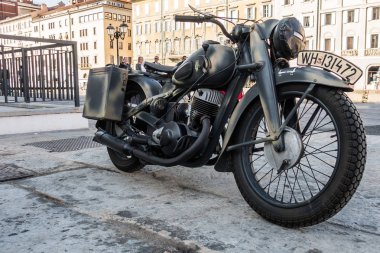 Trieste, İtalya - 31 Mart 2017: Zundapp K 500 Alman Silahlı Kuvvetleri için ikinci Dünya Savaşı sırasında Alman şirketi tarafından geliştirilen bir İkinci Dünya Savaşı döneminden kalma motosiklet olduğunu
