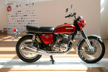 Trieste, İtalya 02 Eylül 2016: 110 göstermek anni del motoclub trieste. Nadir Honda Cb750 1977.Is fotoğrafı birkaç nesildir yıl modelleri 1969-2003 üzerinden 4 silindir motor motosiklet hava soğutmalı.