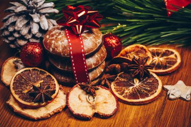 Noel ve yeni yıl. Mumlar, panettone ve kırmızı saten fiyonklu hediye paketi süsleme. Boşluk. Tatil kavramı