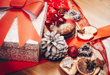 Noel ve yeni yıl. Mumlar, panettone ve kırmızı saten fiyonklu hediye paketi süsleme. Boşluk. Tatil kavramı