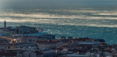 Trieste Körfezi üzerinde ağır rüzgar bora