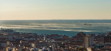 Trieste Körfezi üzerinde ağır rüzgar bora