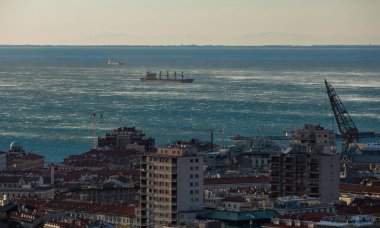 Trieste Körfezi üzerinde ağır rüzgar bora