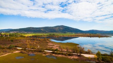 Şaşırtıcı sonbahar renkleri görünümünü hava dron göl kenarında. Cerknisko Gölü, Slovenya