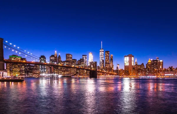 New York City Landschap Panorama van Manhattan met beroemde Brooklyn Brug bij zonsondergang. — Stockfoto