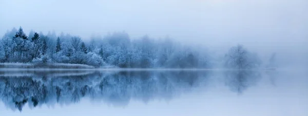 Morgenbesinnung auf dem vereisten See. — Stockfoto