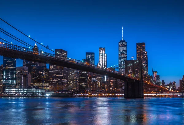 New York City landskap panoramautsikt över Manhattan med berömda Brooklyn Bridge i skymningen . — Stockfoto