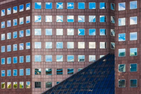 Grattacielo astratto riflettente pareti vetrate e lo sfondo delle finestre. Concetto di architettura moderna . — Foto Stock