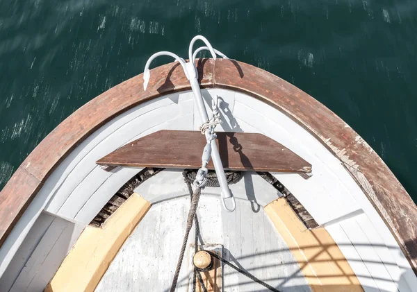 Vue de dessus de l'ancien bateau en bois sur l'eau bleue — Photo