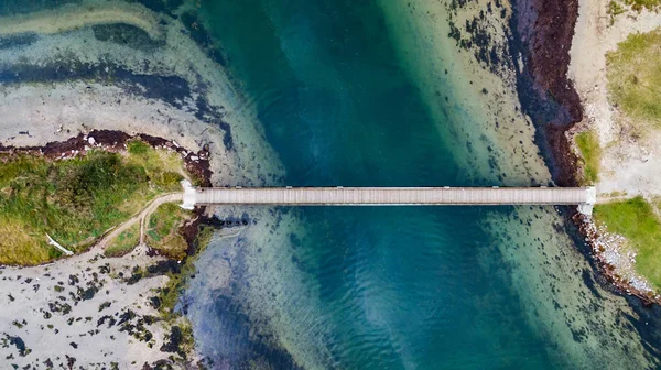 Vista superior de la foto aérea de avión no tripulado volador de un hermoso paisaje marino con puente . — Foto de Stock