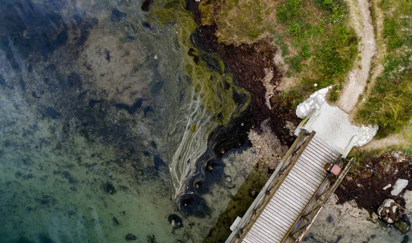 Contaminación y suciedad del agua del mar, vista desde arriba. Concepto de contaminación ecológica —  Fotos de Stock