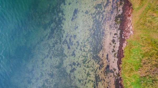 Contaminación y suciedad del agua del mar, vista desde arriba. Concepto de contaminación ecológica —  Fotos de Stock