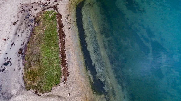 Contaminación y suciedad del agua del mar, vista desde arriba. Concepto de contaminación ecológica —  Fotos de Stock