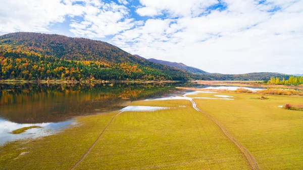 Vista aérea drone de cores de outono incríveis no lago. Lago Cerknisko, Eslovénia — Fotografia de Stock