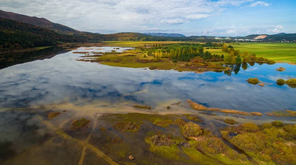 Vista aérea drone de cores de outono incríveis no lago. Lago Cerknisko, Eslovénia — Fotografia de Stock