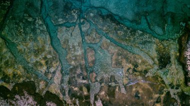 Kayalık plajındaki hava görünümünü dalgalar sonu. Güzel renkli kayalık plaj dalgalar deniz. Havadan görünümü dron 4k vurdu. Yakınlaştır