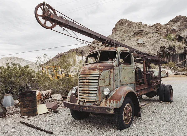 Gamla Vintage Rostig Bil Lastbil Övergiven Öknen — Stockfoto